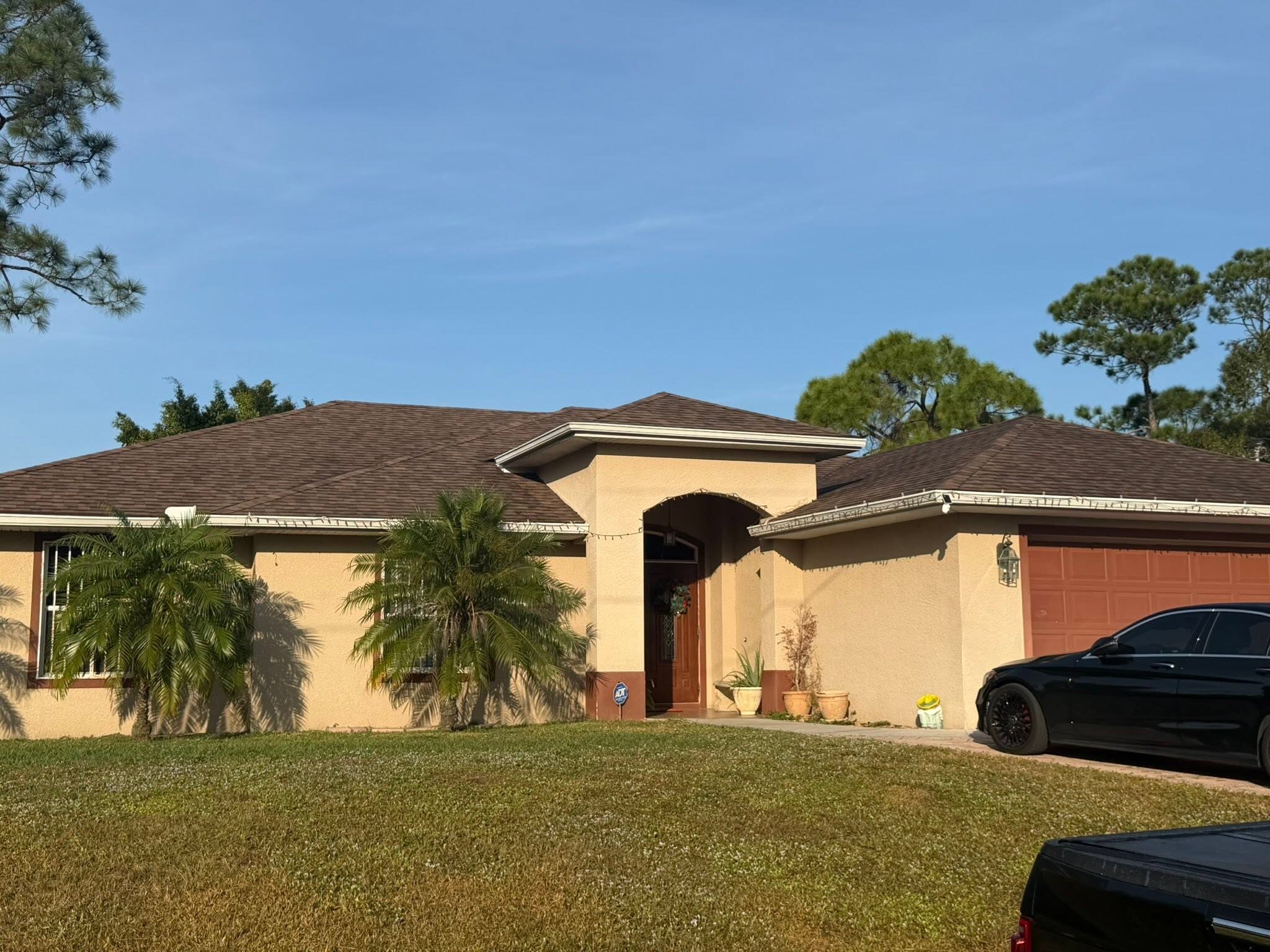 Finished dimensional shingle roof on a tan stucco home